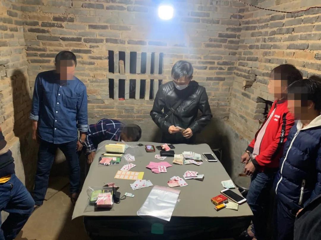 3分钟教你科普“扑克牌玩三公设备—详细解说+新浪科技