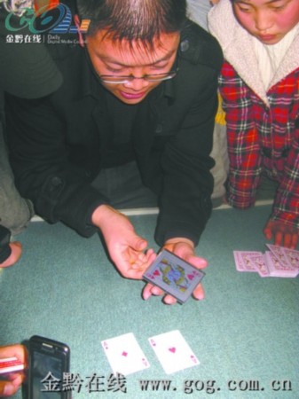 我来教教大家“扑克牌玩金花真的有报牌的分析仪吗《详细教程 新浪科技》