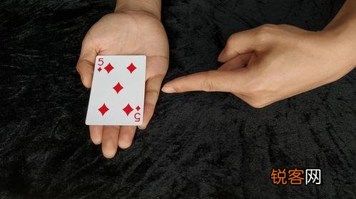 「热点资讯」普通扑克牌玩三公简单魔术方法—详细解说+新浪科技