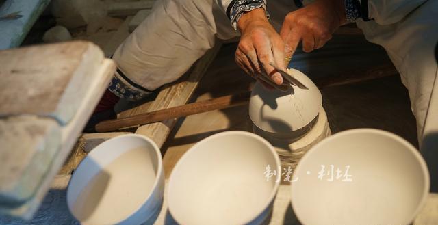 我来教教大家“瓷碗盖住纽扣番摊数量怎么知道数量《详细教程 新浪科技》