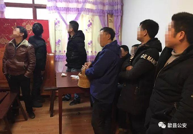 5分钟教会你“普通扑克牌牛牛简单魔术手法《详细教程 新浪科技》