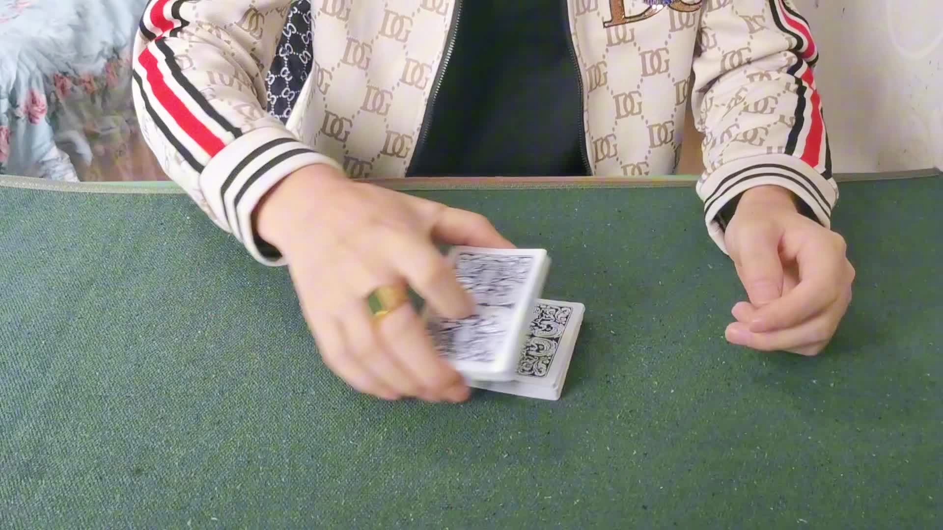 新教你‘‘扑克牌扎金花出老千简单方法视频—详细解说+新浪科技