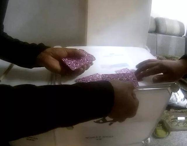 我来教教大家“扑克牌闷金花发好牌如何作弊方法一《我来教教你怎么赢 》